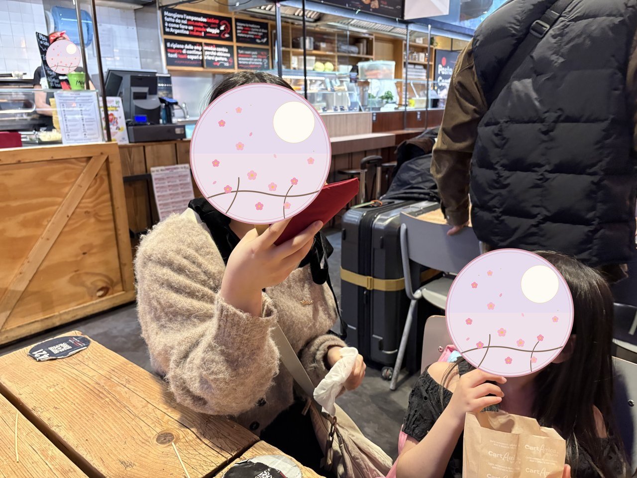 テルミニ駅構内のメルカート・チェントラーレで軽食。移動前の腹ごしらえにも便利でした
