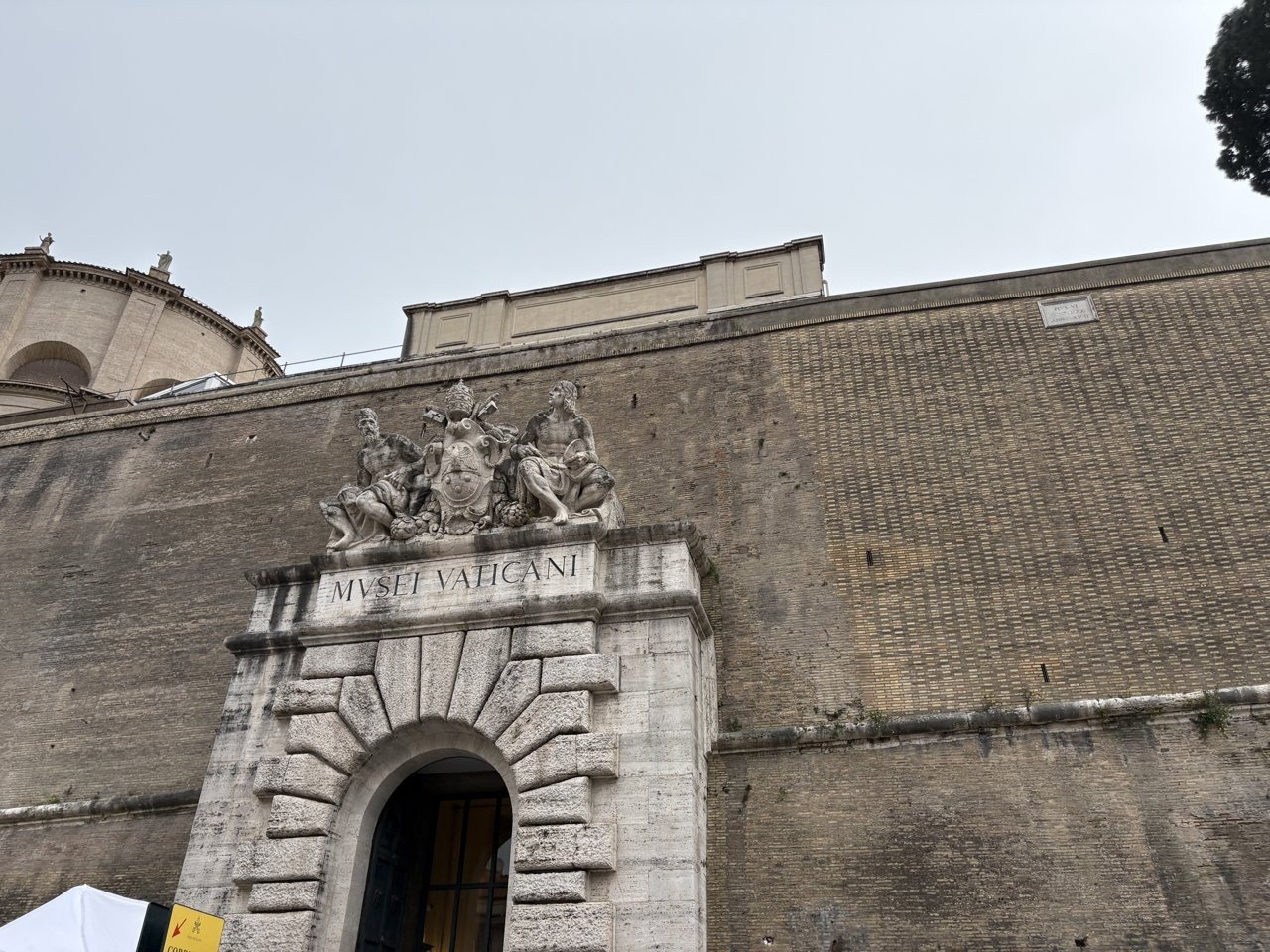 バチカン美術館の入口「MVSEI VATICANI」