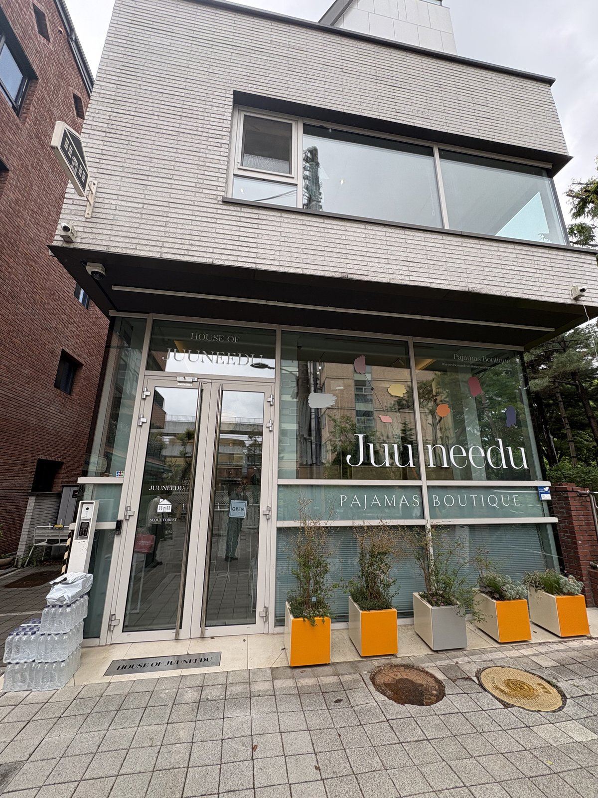 The storefront of "Juuneedu" (a pajamas boutique) in the Seoul Forest area