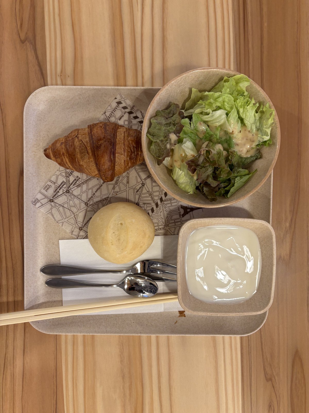 レトロなカフェの軽食プレート