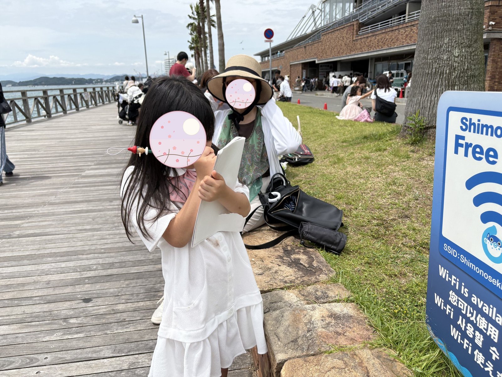 港エリアの遊歩道でおばあちゃんと過ごす娘
