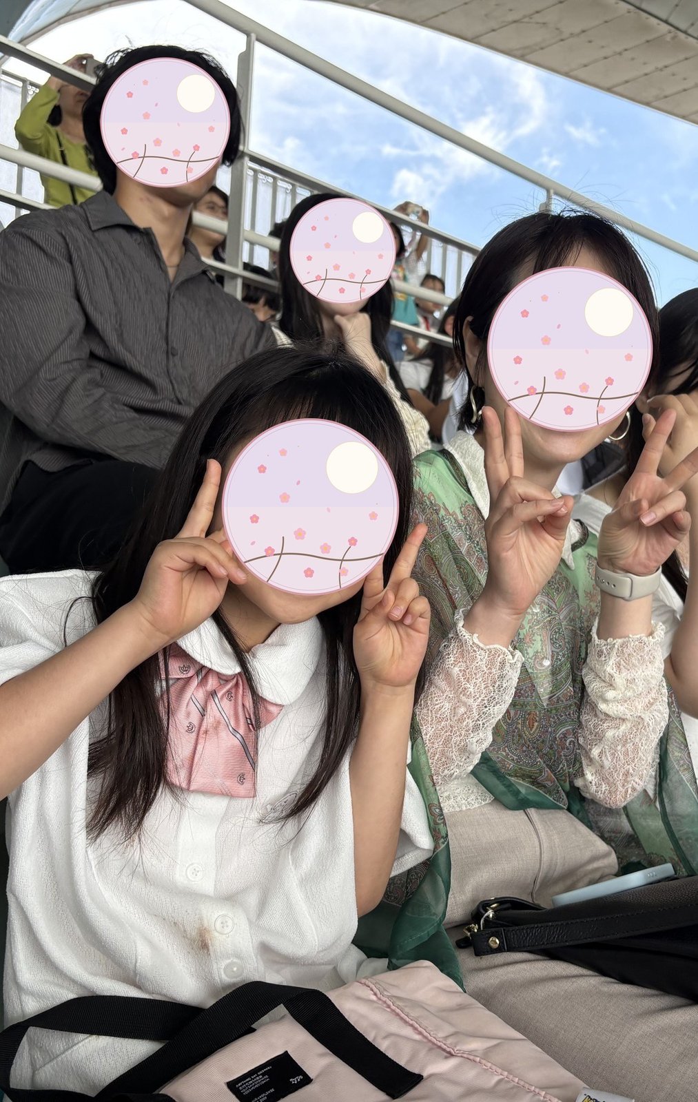 観客席でイルカショーを待つ家族