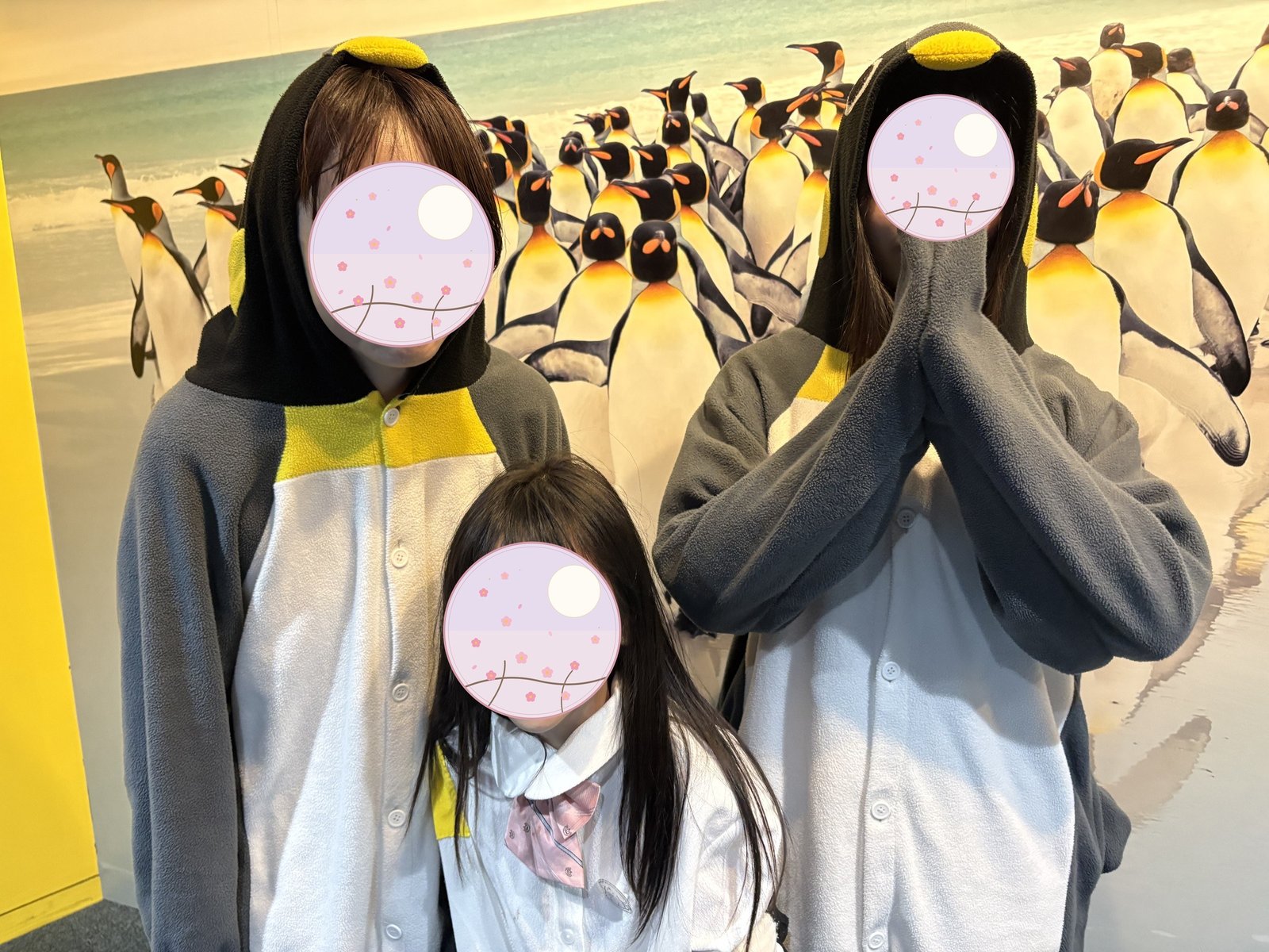ペンギンの着ぐるみを着て記念撮影